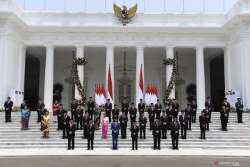 Presiden berfoto bersama Kabinet Indonesia Maju