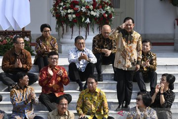 Peneliti Jokowi tangkap makna pengumuman kabinet di tangga istana