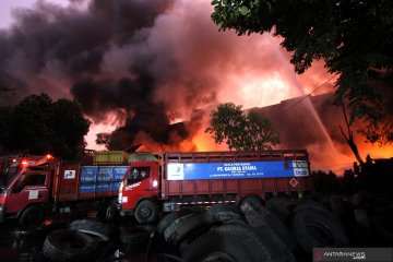 Kebakaran gudang di Surabaya