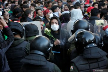 Polisi Bolivia terlihat bergabung dengan protes anti-Morales