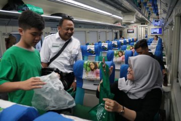 Daop Surabaya ajak penumpang KA peduli lingkungan