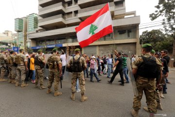 Bank di Lebanon kembali buka setelah dua minggu demonstrasi