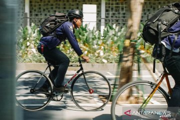 Kurir sepeda kebanjiran order, meski cuaca panas landa Jakarta