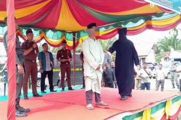 Lima terpidana judi di Nagan Raya Aceh dihukum cambuk