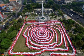 Jelang peringatan Hari Sumpah Pemuda, pelajar Surabaya bentangkan bendera Merah Putih