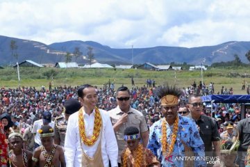 Masyarakat sambut kedatangan Presiden Jokowi di Pegunungan Arfak