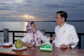 Saat Presiden Jokowi dan Ibu Iriana nikmati senja di Kaimana