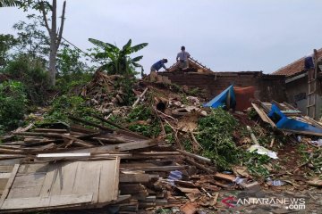 Belasan rumah rusak berat akibat puting beliung