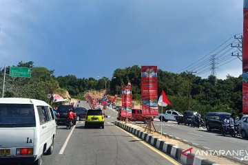 Warga Jayapura padati bibir pantai Hamadi sambut Presiden Jokowi