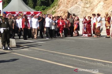 Presiden Jokowi tiba di jembatan merah-putih youtefa