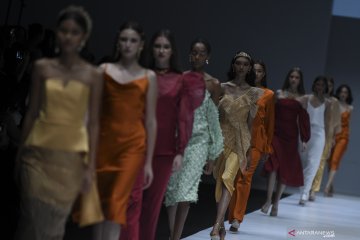 Busana rancangan Paulina Katarina di Jakarta Fashion Week