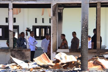 Presiden Jokowi tinjau kantor Bupati Jayawijaya yang rusak akibat kerusuhan