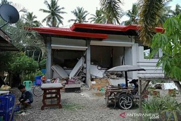 Sebuah hotel ambruk akibat gempa susulan di Filipina