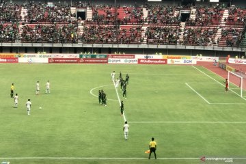 Persebaya tertinggal 1-3 oleh PSS Sleman di babak pertama