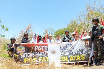 Satgas Pamtas Yonif R 142/KJ perkenalkan batas negara ke generasi muda