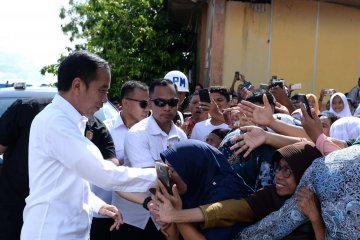 Pengungsi Ambon berebutan bersalaman dengan Presiden Jokowi