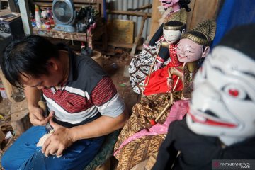 Perajin wayang golek khas Batang