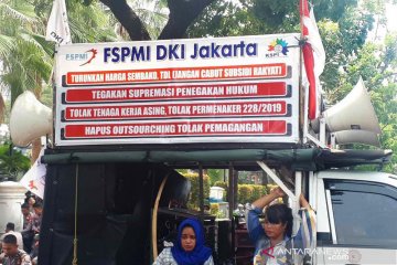 Buruh unjuk rasa di Balai Kota Jakarta tuntut kenaikan UMP