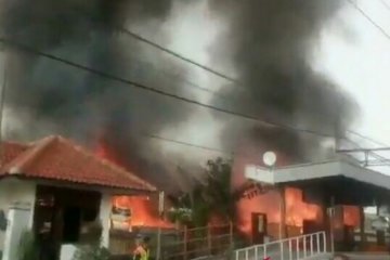 Terjadi kebakaran di dekat Stasiun Taman Kota