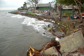 Rumah warga terancam abrasi pantai