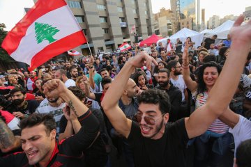 Komando militer Lebanon minta massa buka blokade jalan