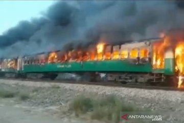 Tabung gas meledak di kereta Pakistan, 10 tewas