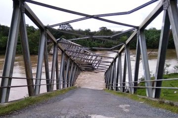 Di Aceh Barat, banjir putuskan satu jembatan rangka baja