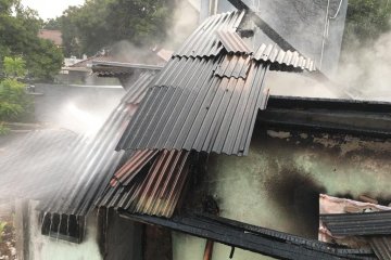 Colokan hp korslet, rumah dua lantai di Pasar Rebo terbakar