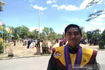 Meraih IPK 3,97, Martinus lulusan terbaik UHO Kendari