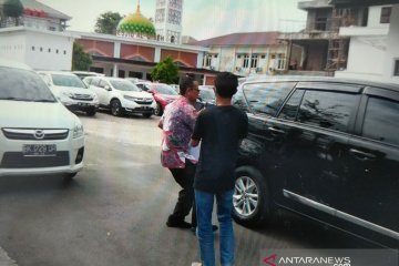 Usai diperiksa KPK, Kadis Perdagangan Kota Medan Dammikrot kabur