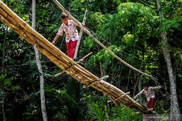 Kondisi Jembatan gantung penghubung antar desa di Lebak