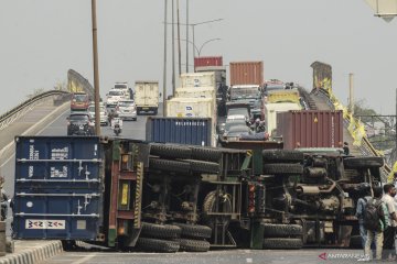 Truk kontainer terguling di Kranji Bekasi