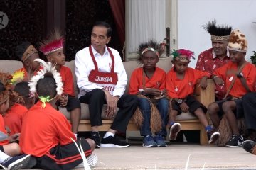 Tawa canda presiden bersama perwakilan siswa SD Papua