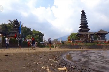 Meski airnya surut, Danau Beratan Bali tetap ramai didatangi wisatawan