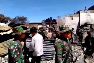 Warga dan  TNI bersihkan puing sisa kerusuhan Wamena