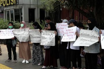 Aksi emak-emak minta pelajar dan mahasiswa dibebaskan