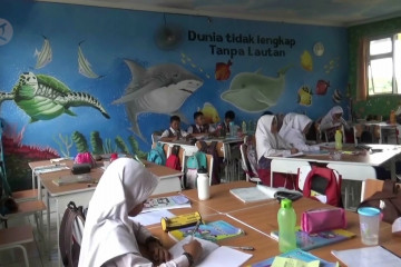 Ciptakan suasana nyaman dengan lukisan mural di ruang kelas