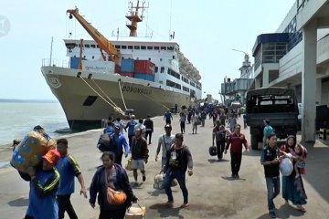 519 pengungsi Wamena tiba dengan kapal di Surabaya