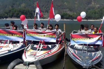 TNI Polri gelar parade merah putih di Telaga Sarangan