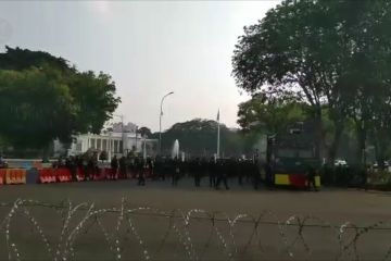 Petugas dan kendaraan barikade disiagakan di depan Istana