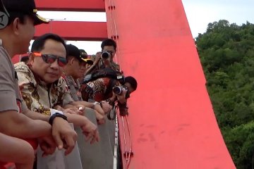 Mendagri tinjau Jembatan Holtekamp yang akan diresmikan Presiden Jokowi