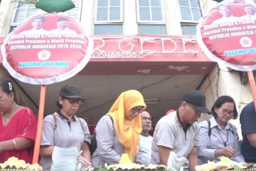 Pedagang Pasar Gede sambut pelantikan Jokowi dengan tumpengan
