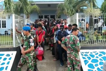 TNI AU pulangkan pengungsi pelajar dan guru Wamena