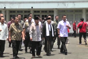 Wapres JK dan wapres terpilih Ma'ruf Amin Sholat Jumat bersama