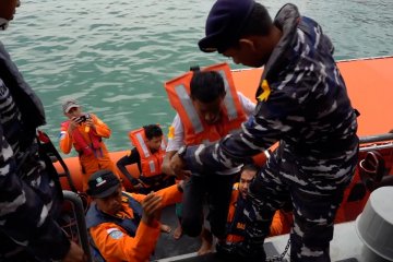 Basarnas evakuasi pengungsi Rohingnya di laut