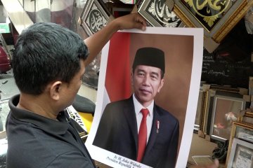 Pedagang poster jual empat varian foto Jokowi-Ma'ruf