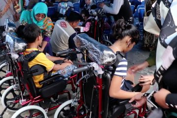 Warga Aceh penderita lumpuh otak terima bantuan kursi roda