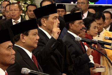 Para menteri Kabinet Indonesia Maju, mengucap sumpah di Istana Negara