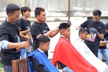 Aksi sosial pemangkas rambut di panti asuhan Aceh