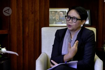 Gaya Retno Marsudi tak terpisahkan dari aksesori